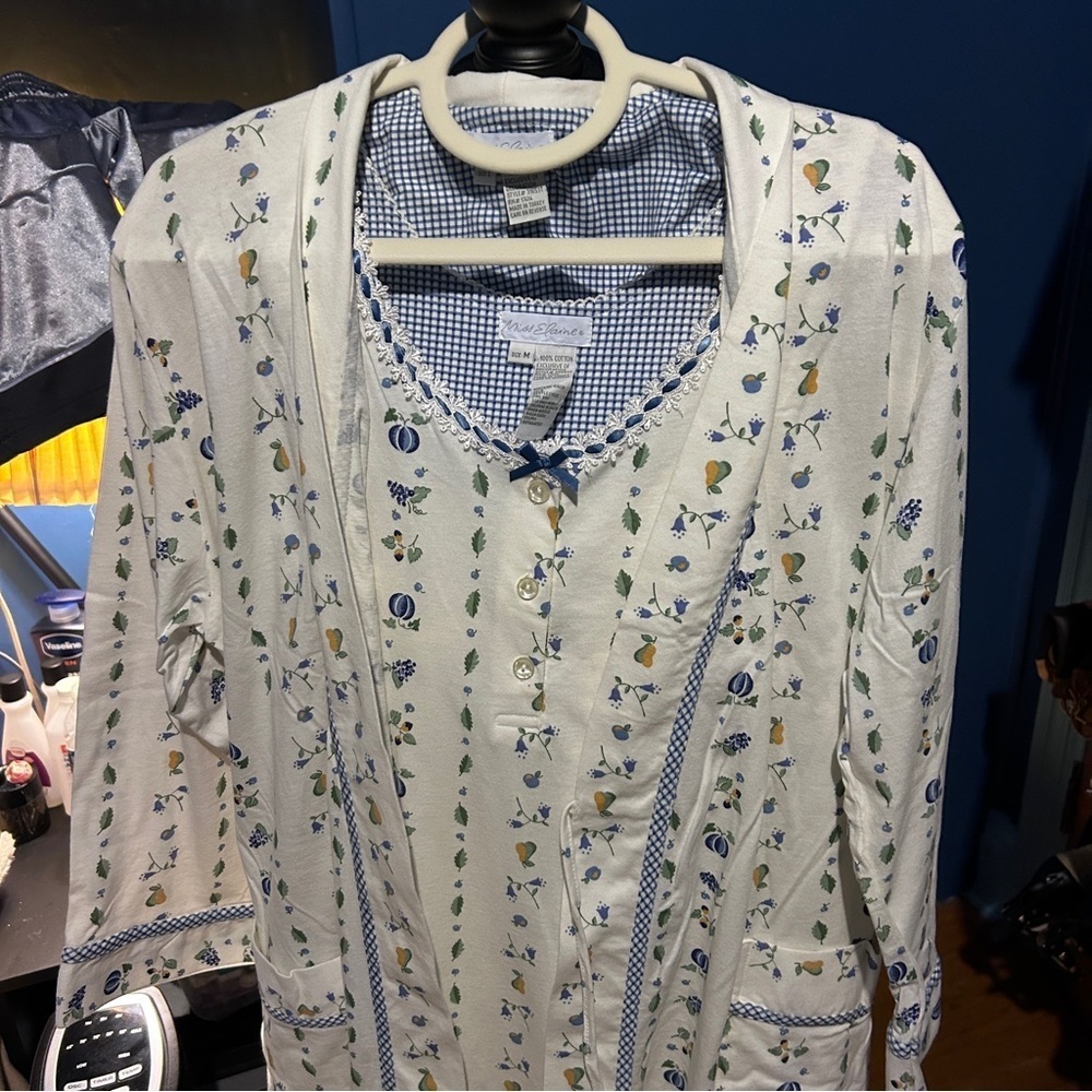 NWT VINTAGE NIGHT GOWN AND ROBE​​